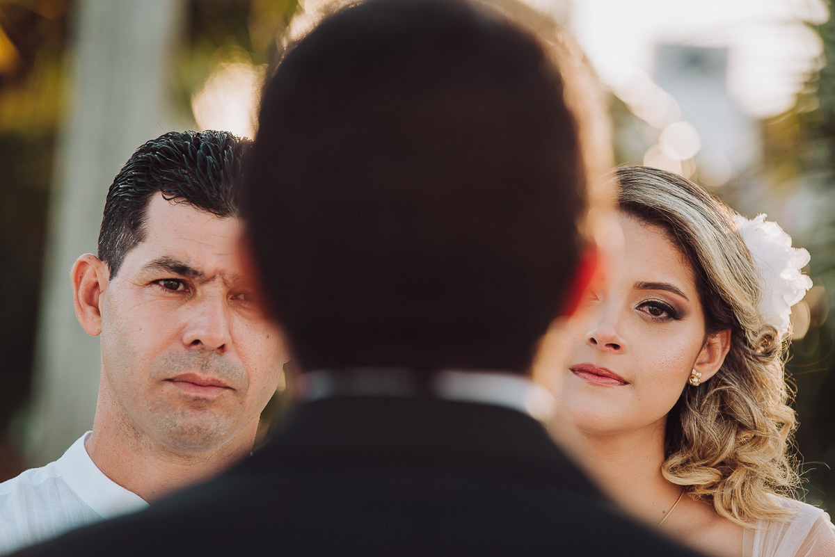 Momentos do casamento durante a cerimonia