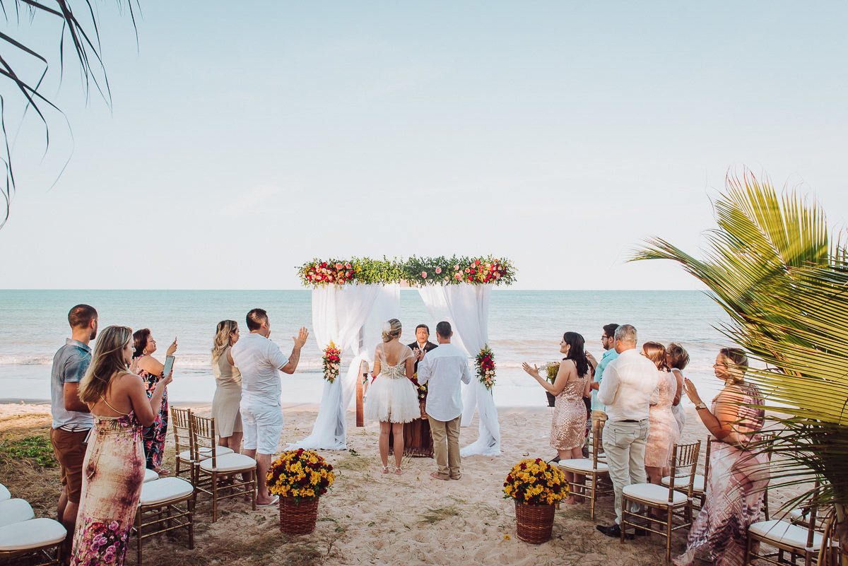 benção de casamento na praia com os pés na areia