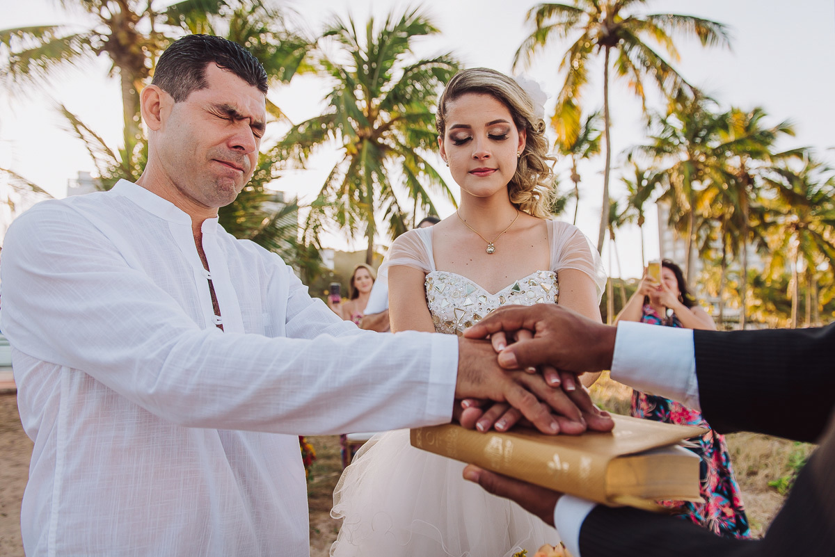 Pastor abençoa os recém-casados em uma linda cerimonia ao ar livre