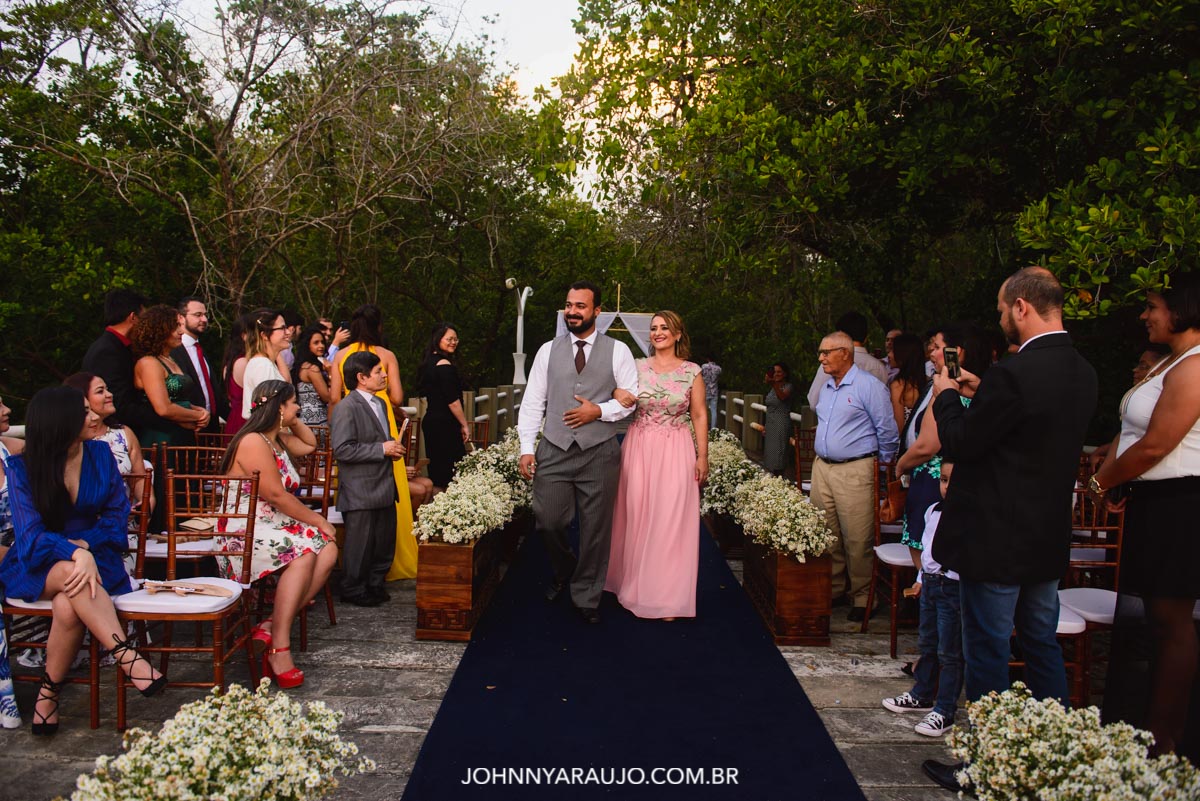 entrada do noivo e sua mãe