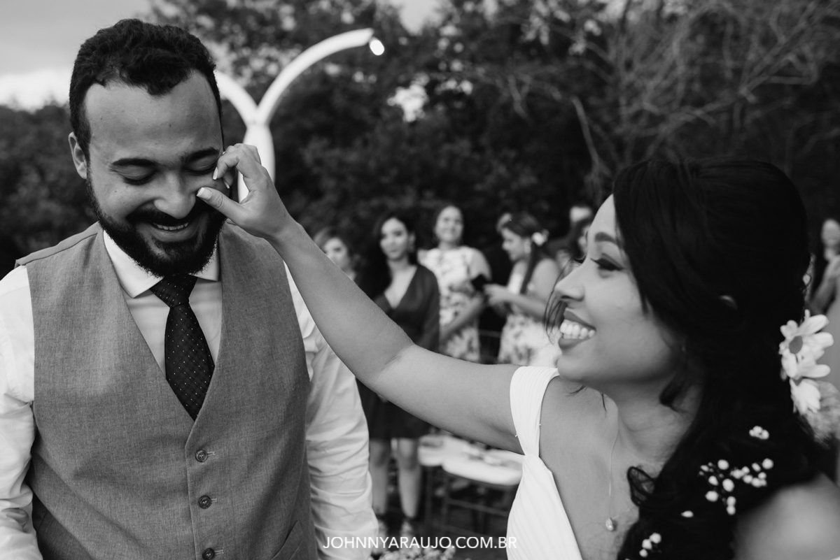 Momento de carinho onde a noiva enxuga as lagrimas do noivo