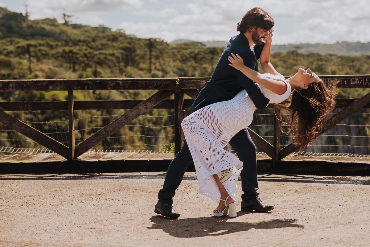 Os noivos Mariana e Diego ensaiando a valsa do casamento