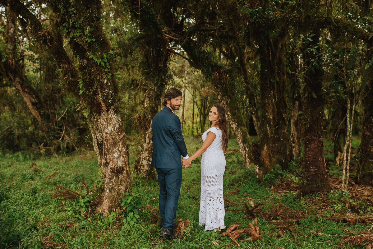 Traje dos noivos na sessão pré-casamento