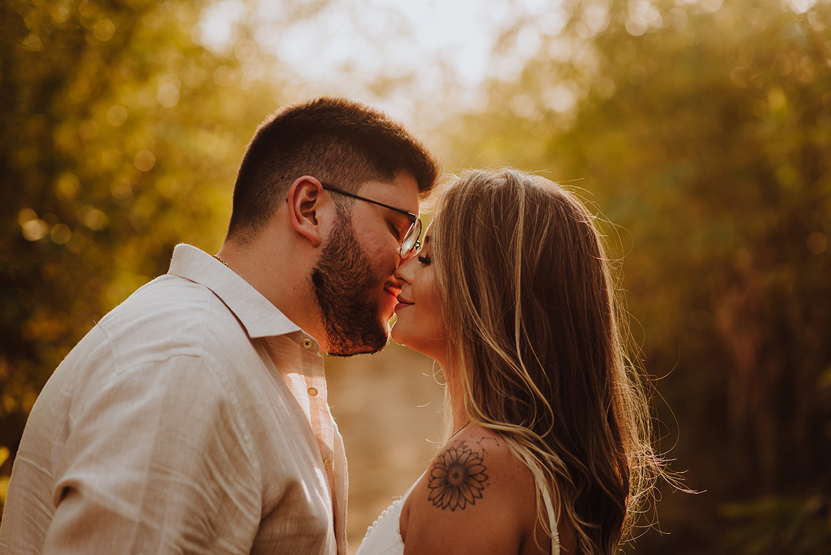 detalhes de uma linda sessão de casamento no campo