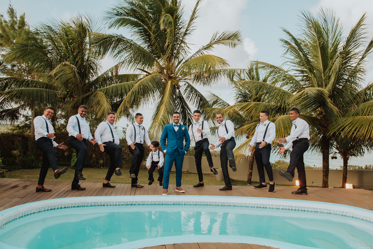 Noivo e padrinhos em fotos descontraídas