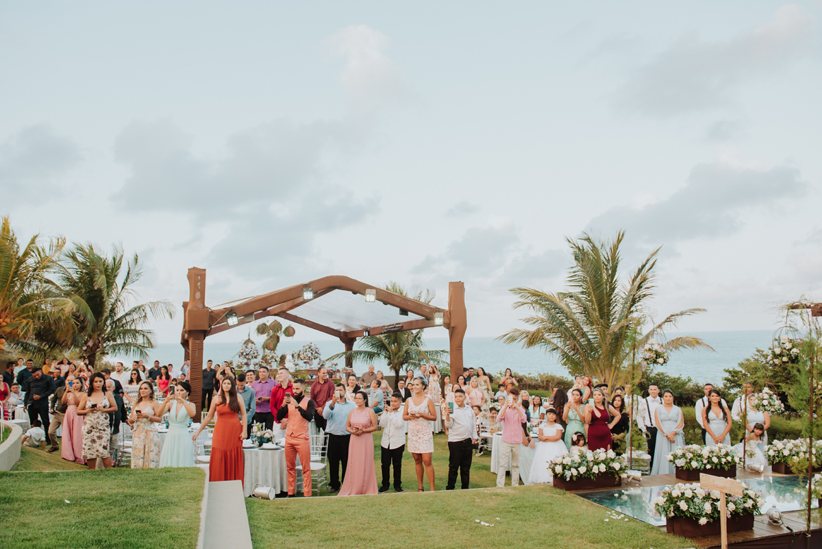 Convidados a espera da noiva no casamento