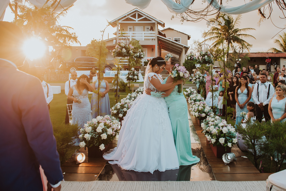 Mãe entrega mão de filha em casamento durante uma linda cerimonia ao por do sol 