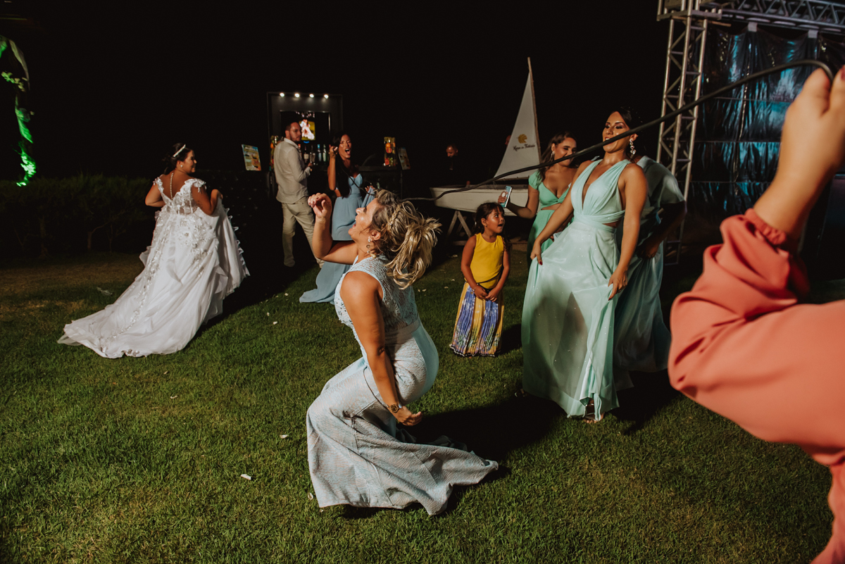 madrinhas e convidados se divertem bastante em festa de casamento