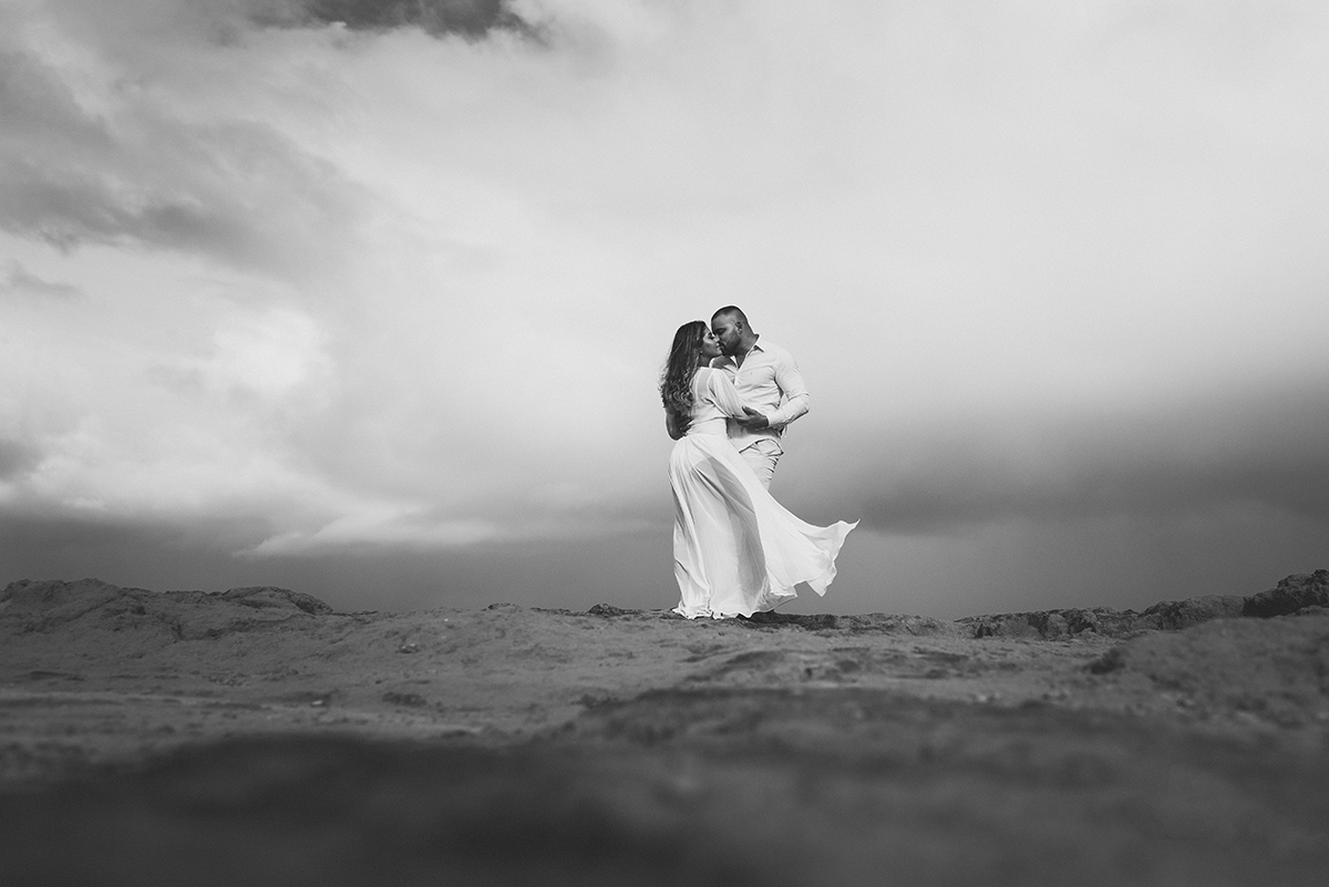 O tempo fechou , mas acabou resultando em lindas imagens no ensaio de casal. Fotos por Johnny Araujo