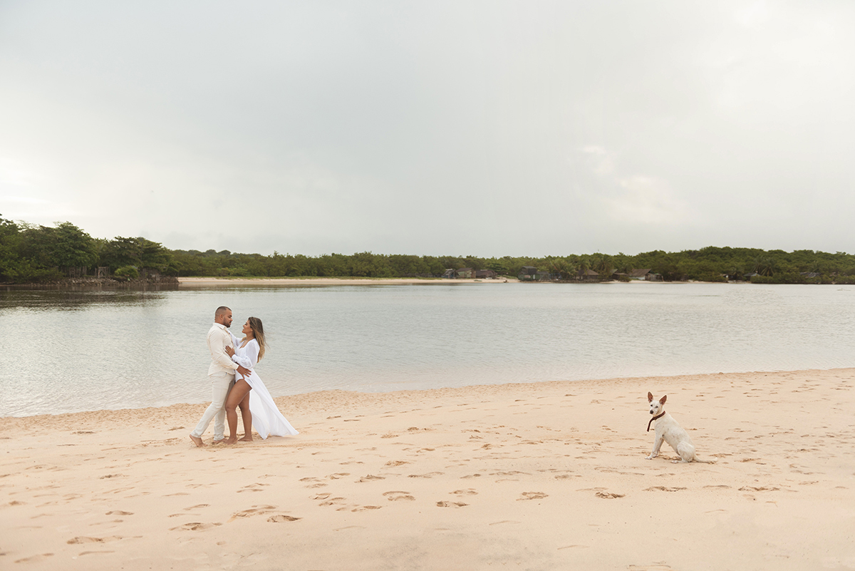 Ensaio externo na praia tem as suas surpresas, e desta vez fotografamos o casal com a segurança do nosso amigo dog que abrilhantou ainda mais a nossa sessão fotográfica