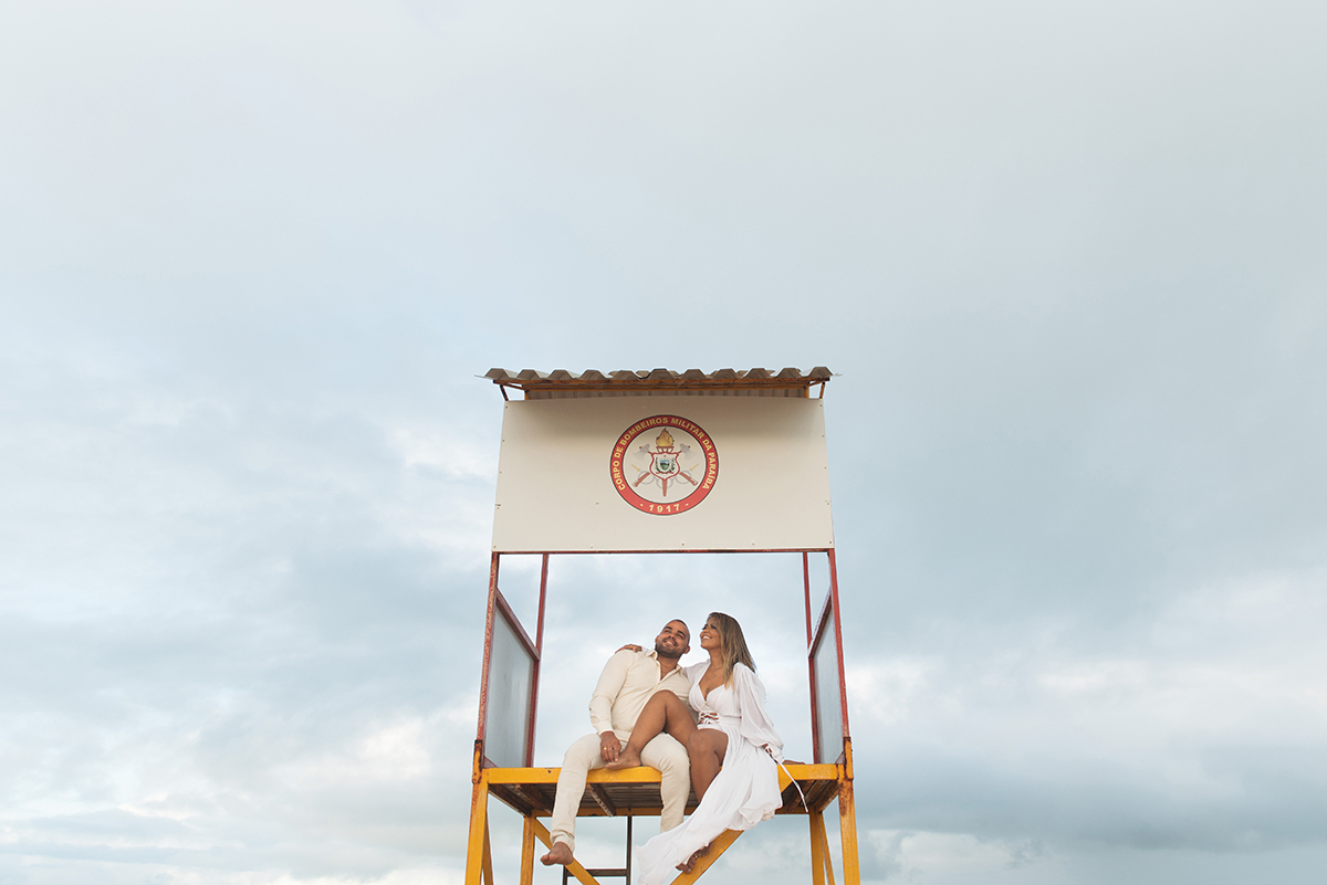 Base do bombeiro vira cenário incrível, em sessão fotográfica de casamento!