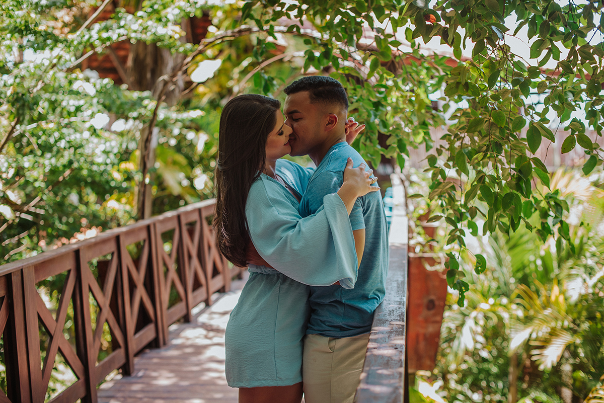 Ensaio dos noivos em Jardim Tropical, na Pousada ThalassaGarden Hotel
