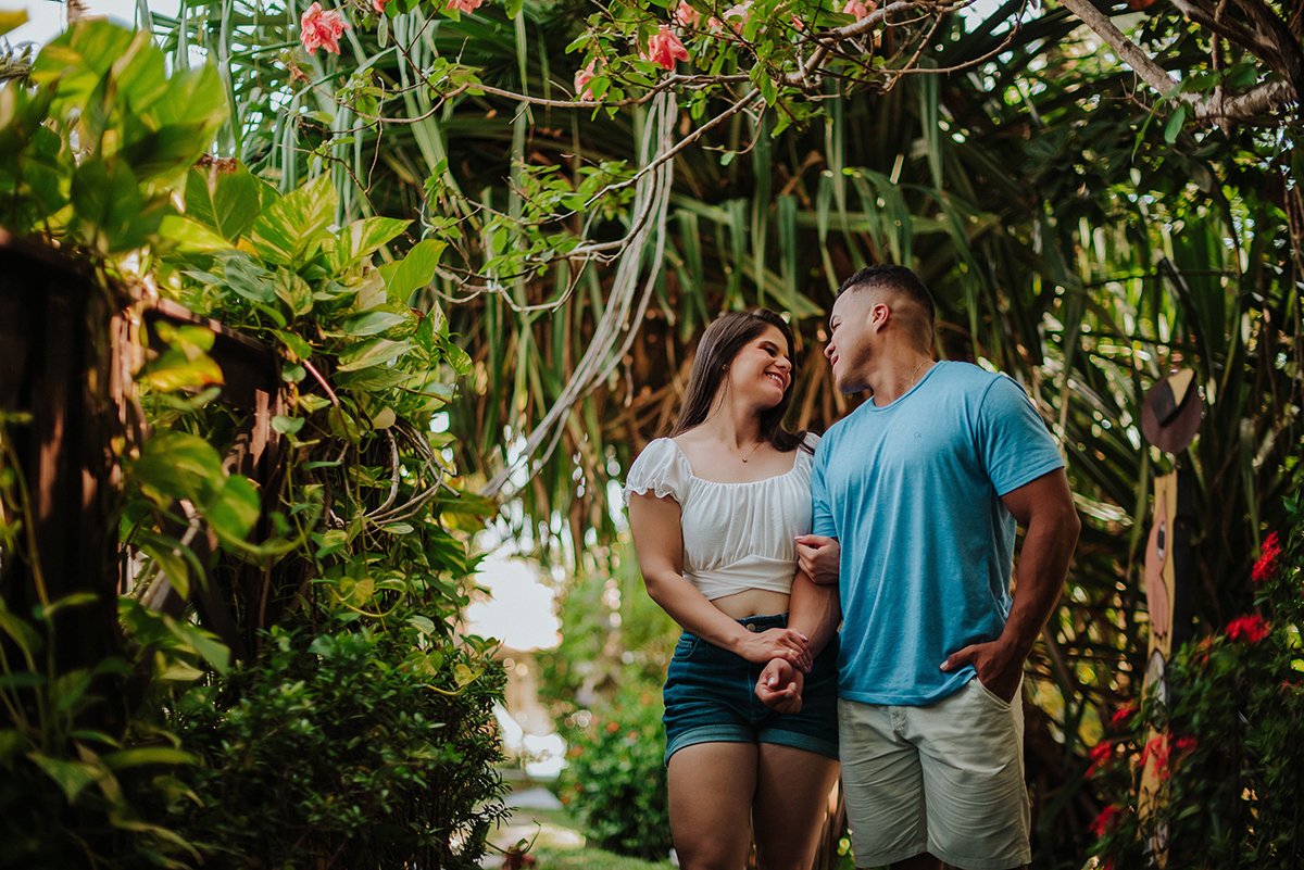 Ensaio de casal em locais verdes e iluminados