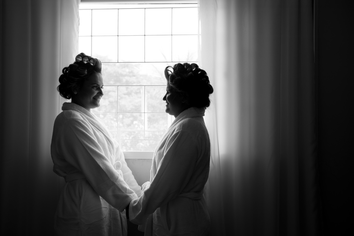 Fotografia de Noiva e Mãe de mãos dadas durante o Making Of da Noiva no dia do casamento.