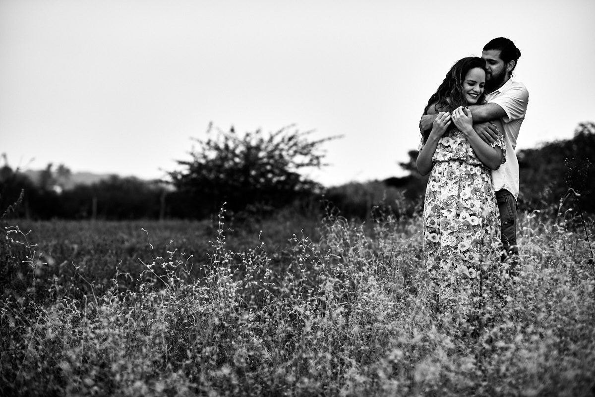 foto na chuva karla e Tiago sertão abraço foto em preto e branco