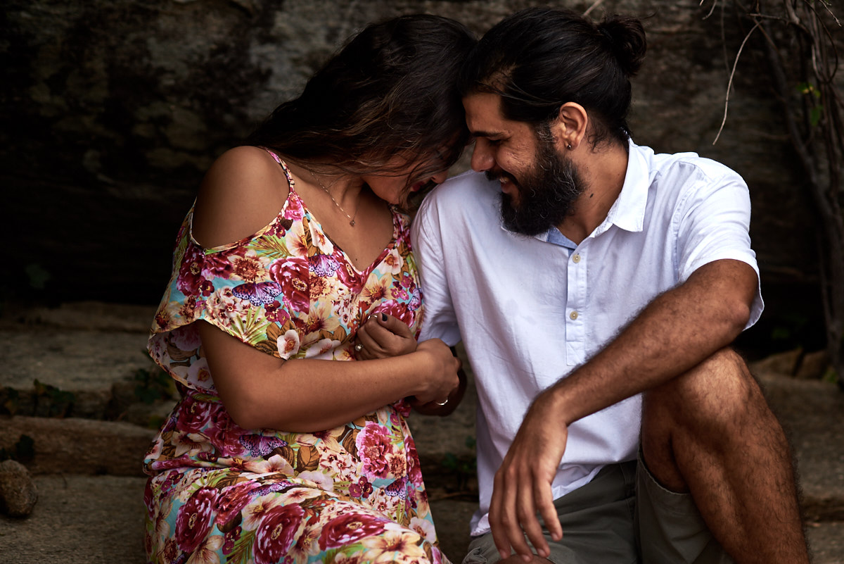 abraço, aconchego, roupa florida, ensaio pre-casamento prewedding 