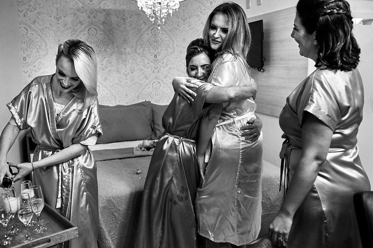 making of, fotografia 4Mãos, pegar no peito da irmã, foto engraçada de casamento, maquiagem, make, fotografia de make, abraço sincero