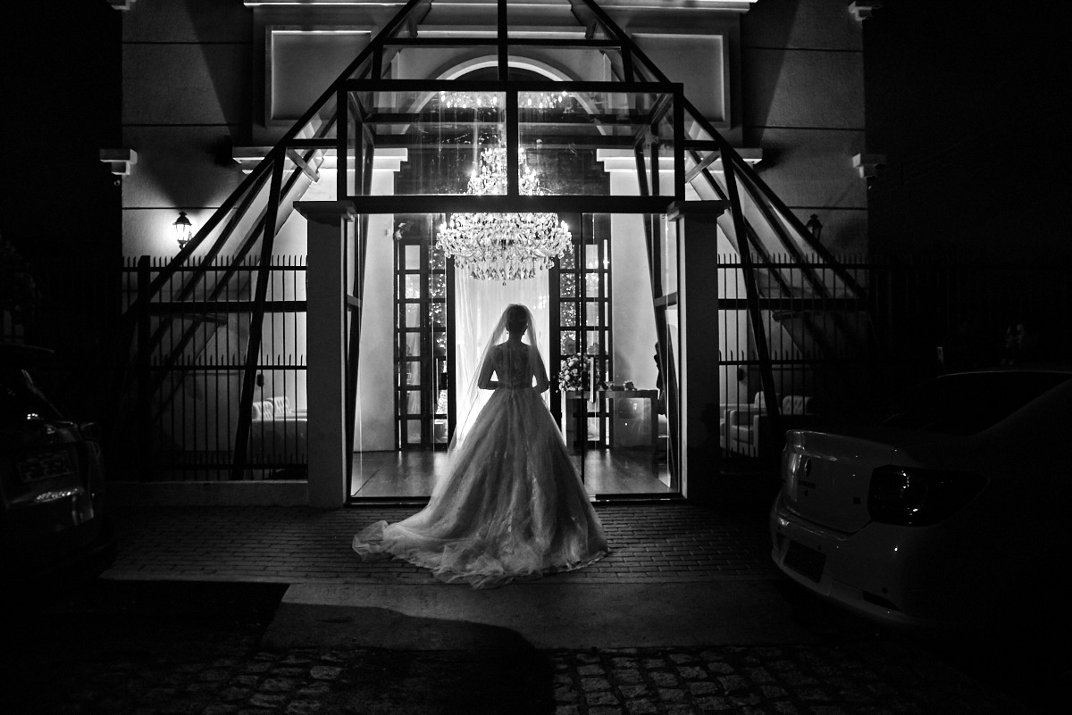 making of, fotografia 4Mãos, foto engraçada de casamento, maquiagem, make, fotografia de make, entrada da noiva, igreja, foto em preto em branco