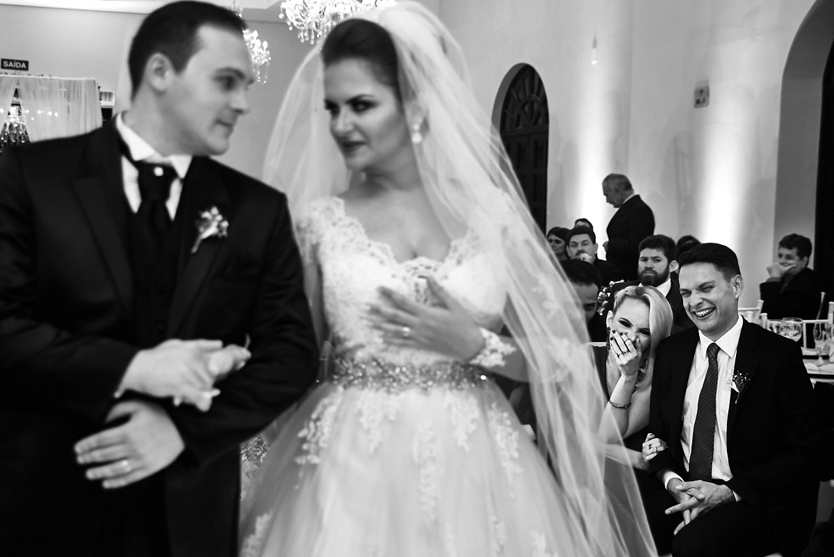 casamento, foto em preto e branco de casamento, cena engraçada, olhar dos noivos, 