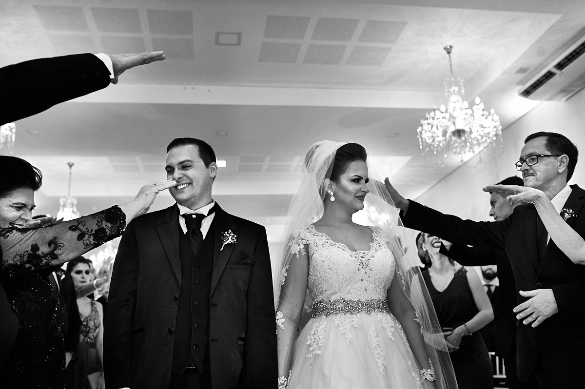 dedo no olho do noivo, foto engraçada, foto preto e branco, pb, olhar dos pais para o casal, benção