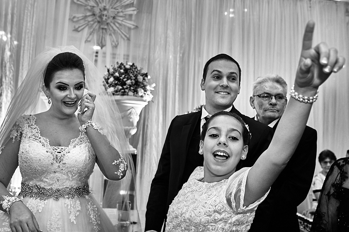 cumprimentos, foto em preto e branco, foto pb, abraço sincero, choro, choro da noiva