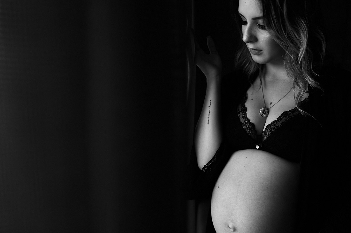 ensaio de gestante, ensaio gestante, foto preto e branco, pregnant, fotografia em preto e branco, foto pb, fotografia dark and grey, 4Mãos fotografias
