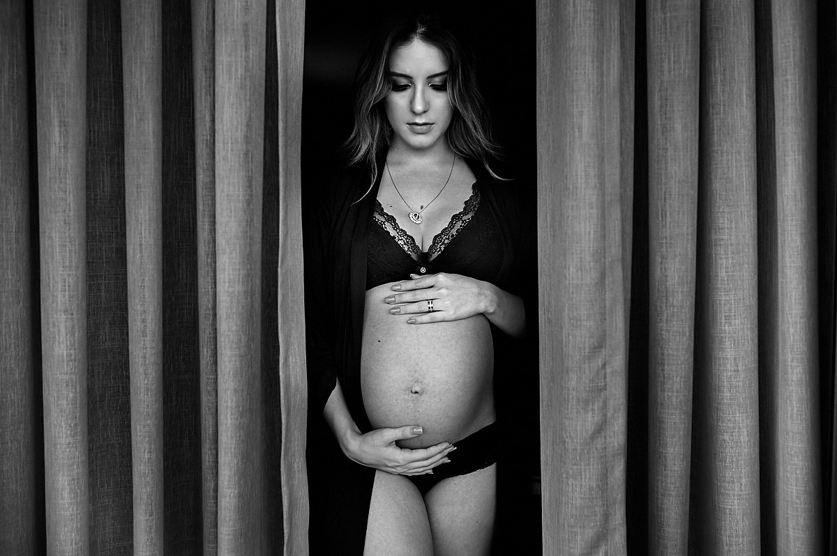 ensaio de gestante, ensaio gestante, foto preto e branco, pregnant, fotografia em preto e branco, foto pb, fotografia dark and grey, 4Mãos fotografias