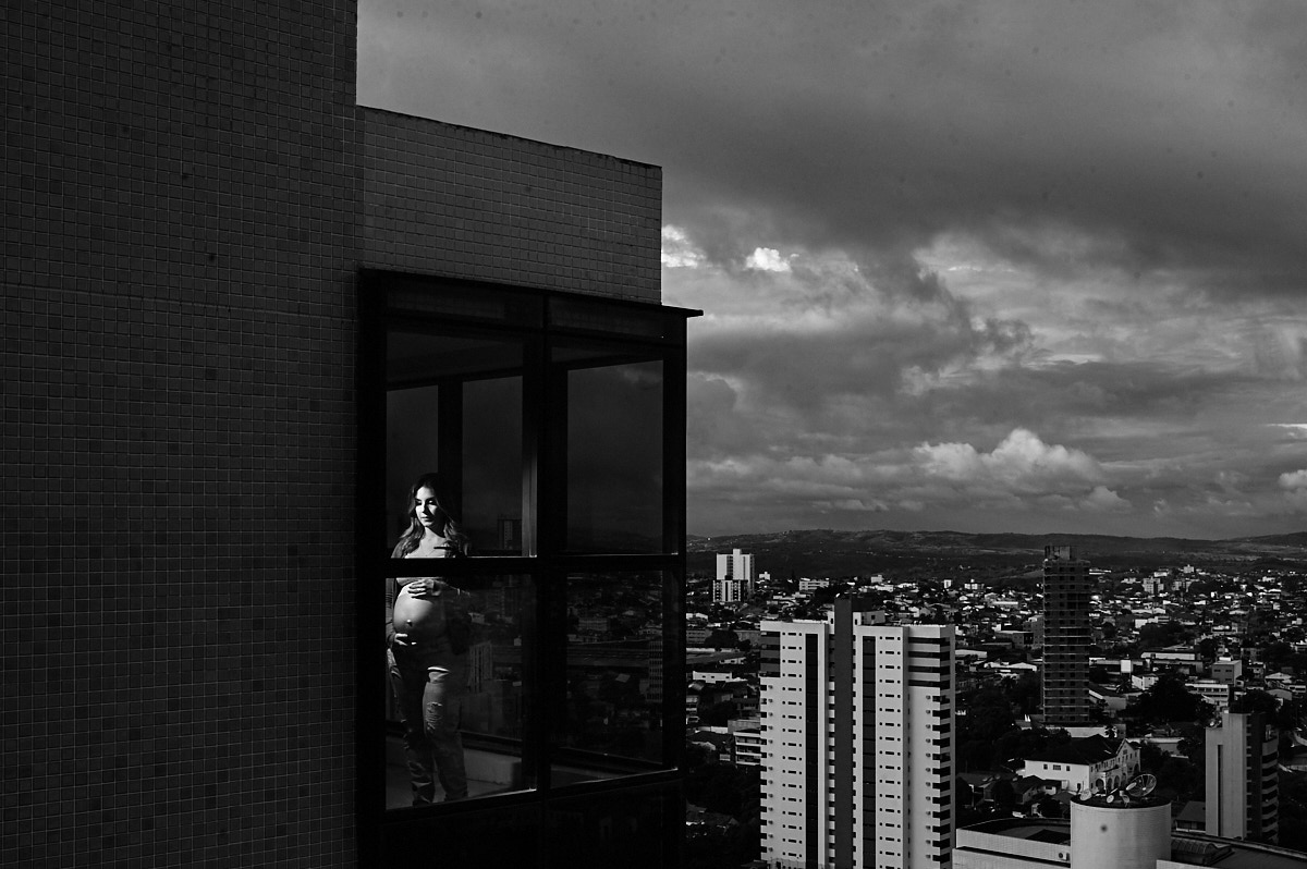 ensaio de gestante, ensaio gestante, foto preto e branco, pregnant, fotografia em preto e branco, foto pb, fotografia dark and grey, 4Mãos fotografias