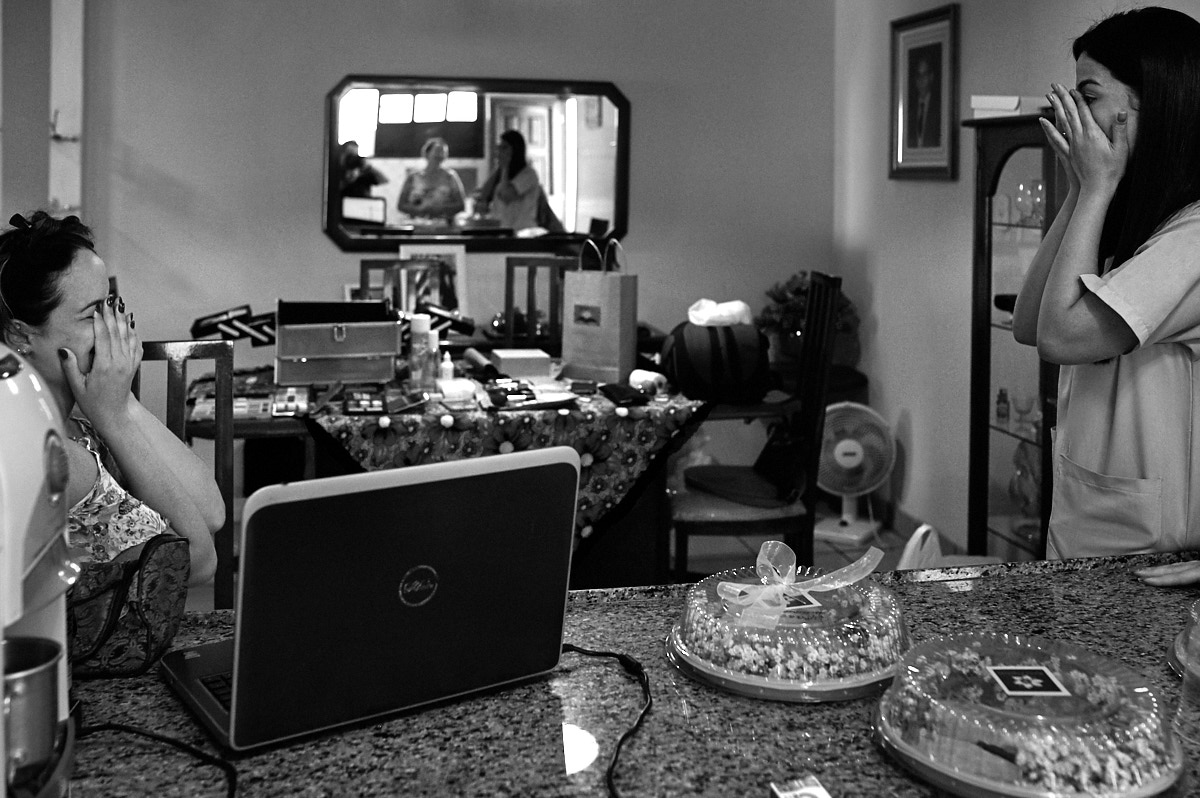 foto casamento em preto e branco, making of, making of em casa, choro, noiva e madrinha