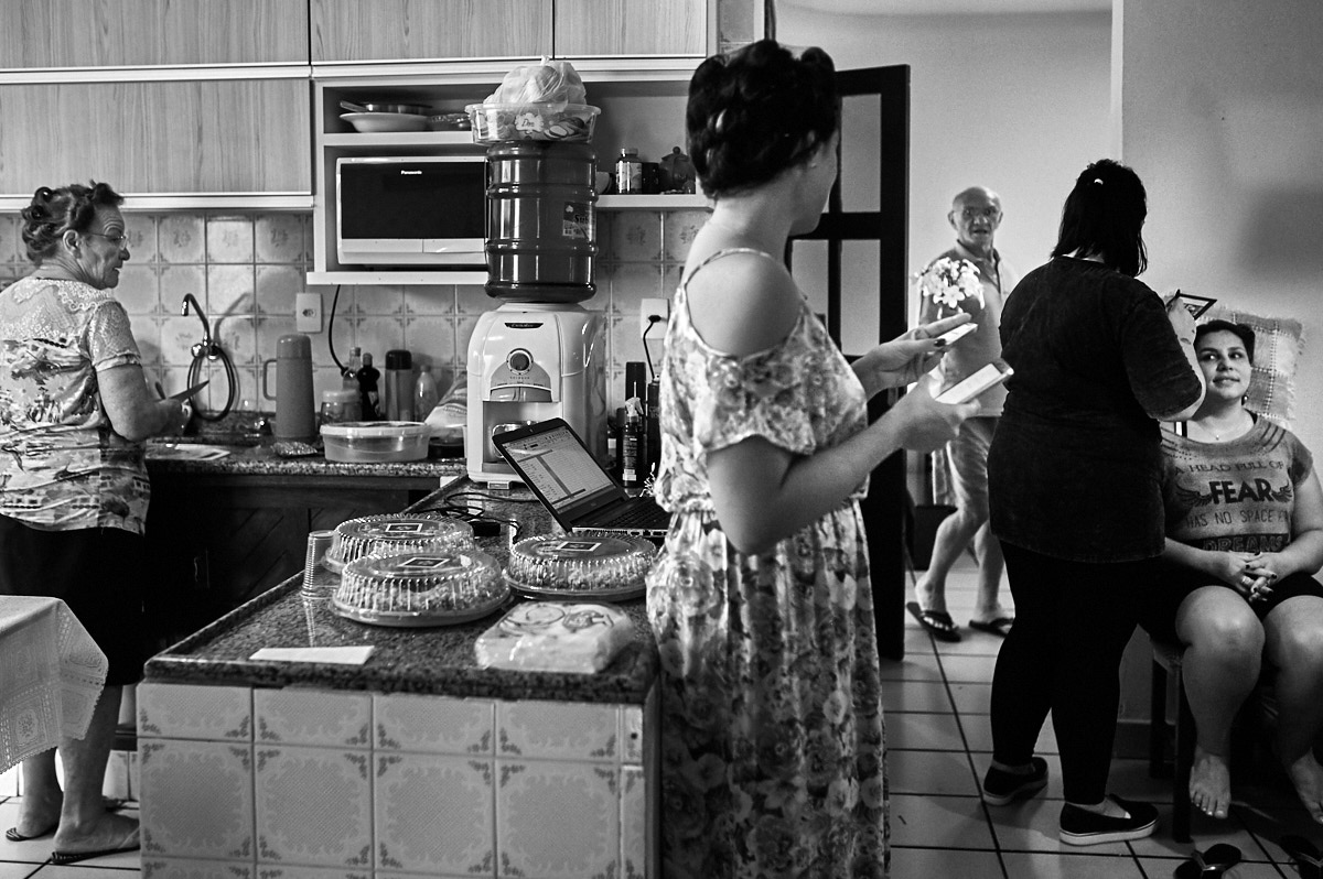 familia reunida, maquiando em casa, foto em preto e branco, pb, p&b