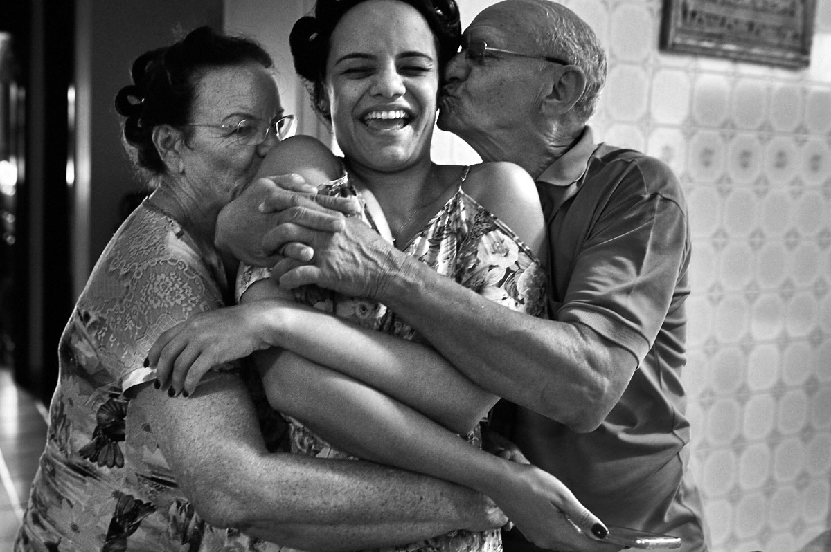 foto em preto e branco de casamento, família, abraço em familia