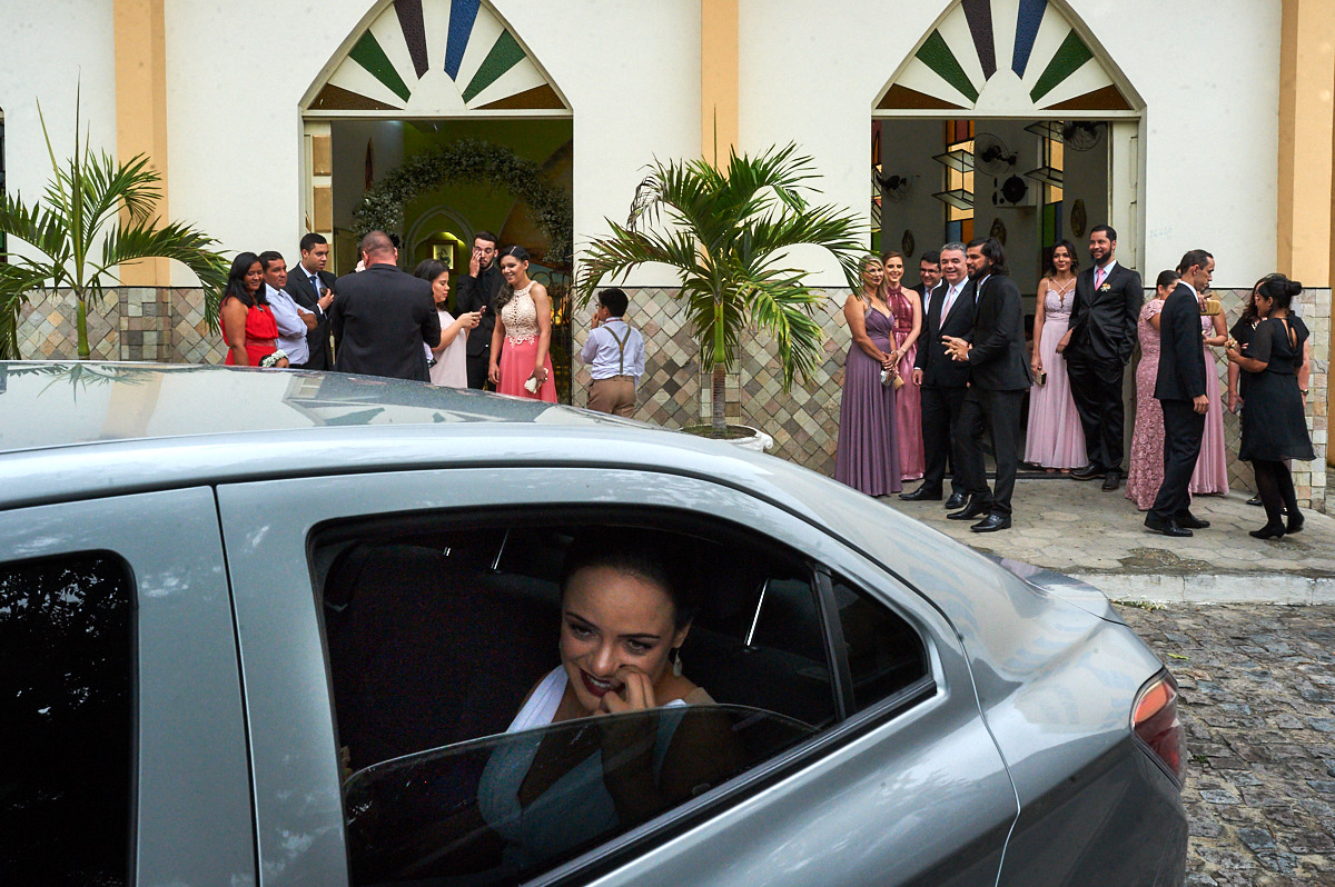 igreja, momentos antes de começar, padrinho se arrumando na porta da igreja, casamento, 4maos fotografias, noiva no carro
