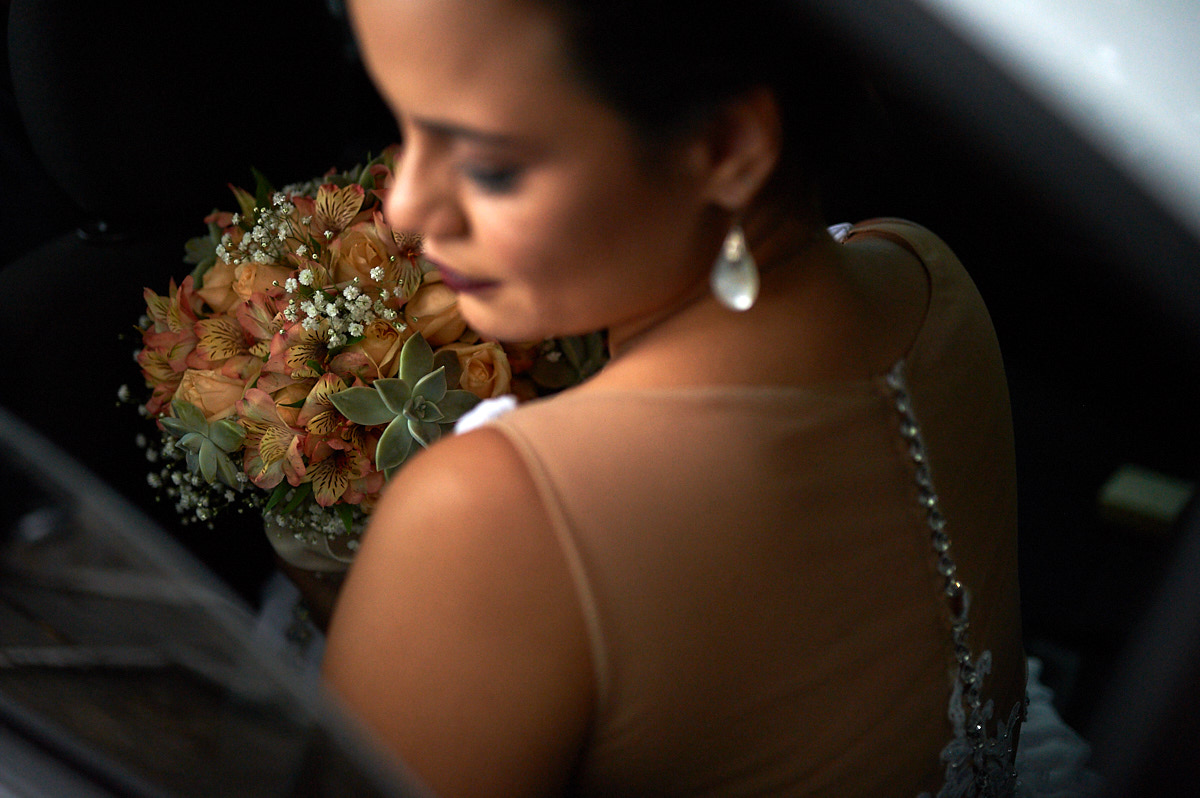 igreja, momentos antes de começar, padrinho se arrumando na porta da igreja, casamento, 4maos fotografias, noiva no carro