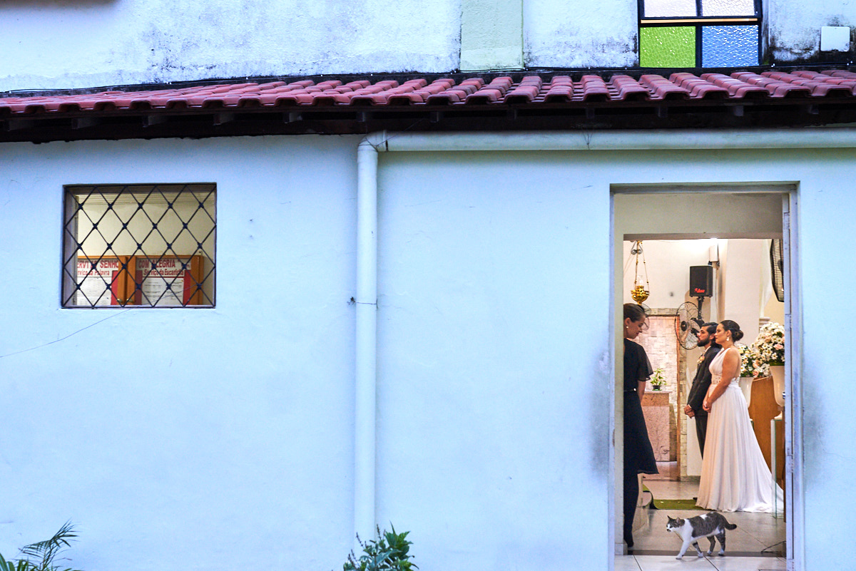 noivo chorão, noivo também chora, foto em preto e branco, casamento 4maos fotografias, gato passeando na igreja, flagra, inspiration