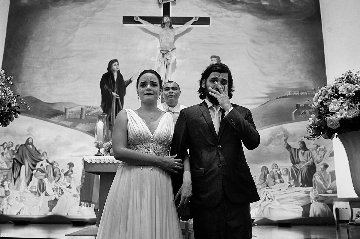 noivo chorão, noivo também chora, foto em preto e branco, casamento 4maos fotografias, noivos chorando
