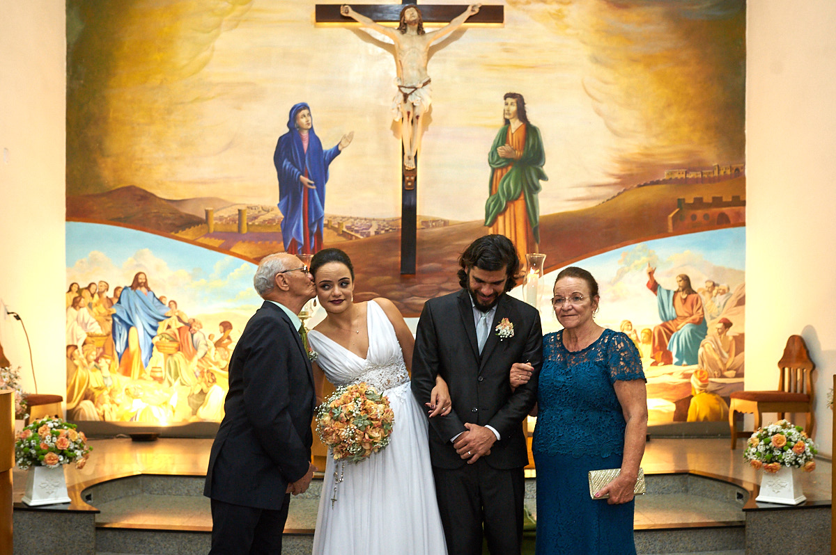 noivo chorão, noivo também chora, foto em preto e branco, casamento 4maos fotografias, beijo do pai