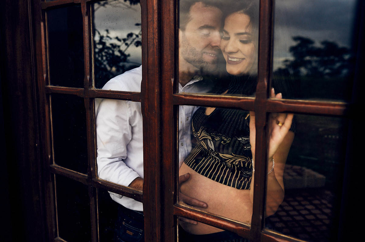 foto de gestante, 4Mãos Fotografias, foto de gestante com lingerie, reflexo, janela, reflexo na janela