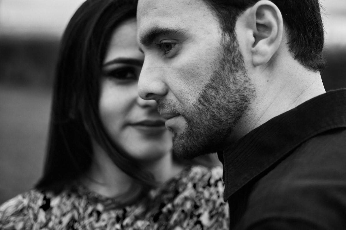 foto de gestante, 4Mãos Fotografias, foto de gestante com lingerie, foto em preto e branco, foto do rosto do casal