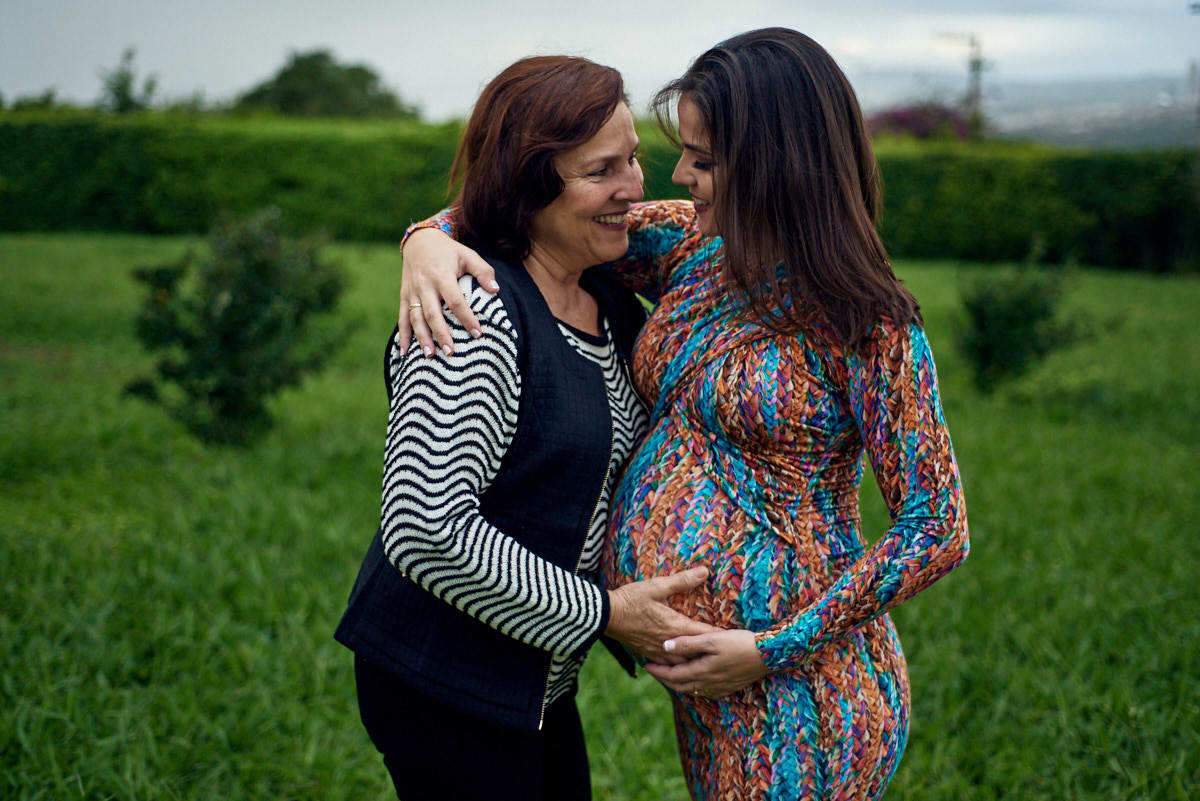 foto de gestante, 4Mãos Fotografias, foto de gestante com lingerie, foto com vovó, mães