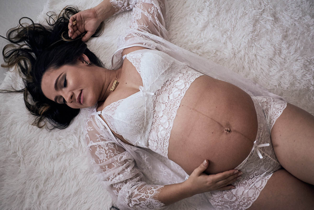 foto de gestante, 4Mãos Fotografias, foto de gestante com lingerie, deitada no tapete