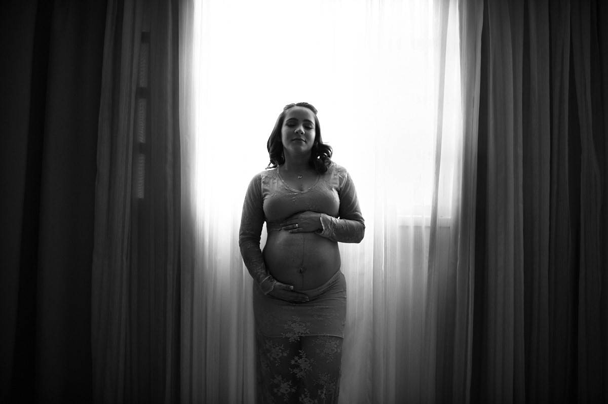 foto de gestante, 4Mãos Fotografias, foto de gestante com lingerie, foto em preto e branco