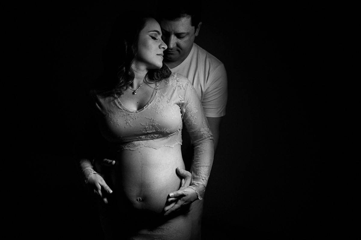 foto de gestante, 4Mãos Fotografias, foto de gestante com lingerie, foto em preto e branco