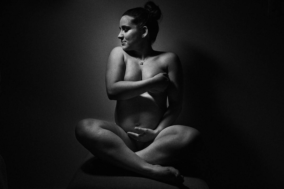 foto de gestante, 4Mãos Fotografias, foto de gestante com lingerie, foto em preto e branco,