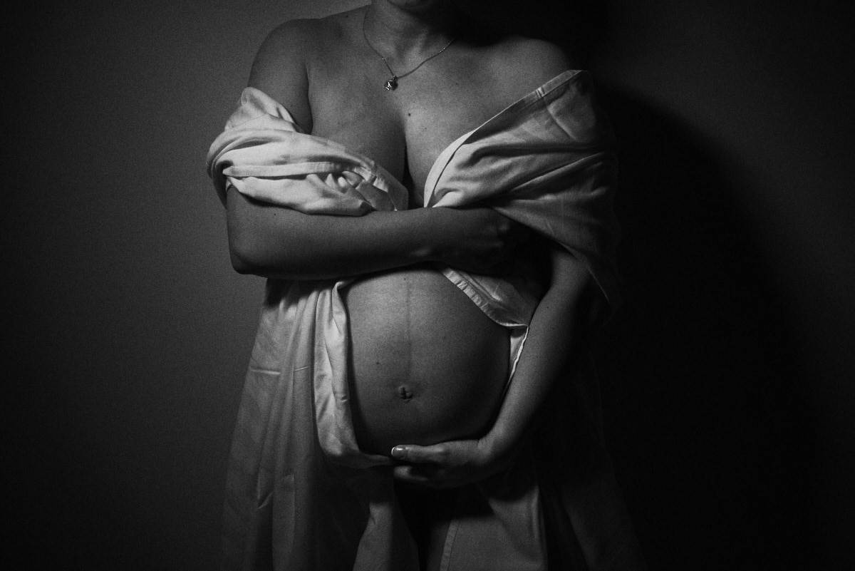 foto de gestante, 4Mãos Fotografias, foto de gestante com lingerie, foto em preto e branco,