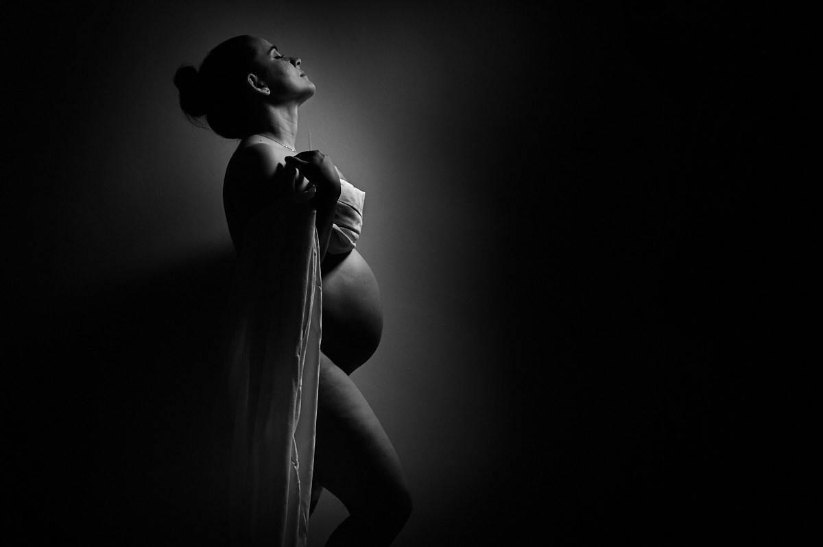 foto de gestante, 4Mãos Fotografias, foto de gestante com lingerie, foto em preto e branco,