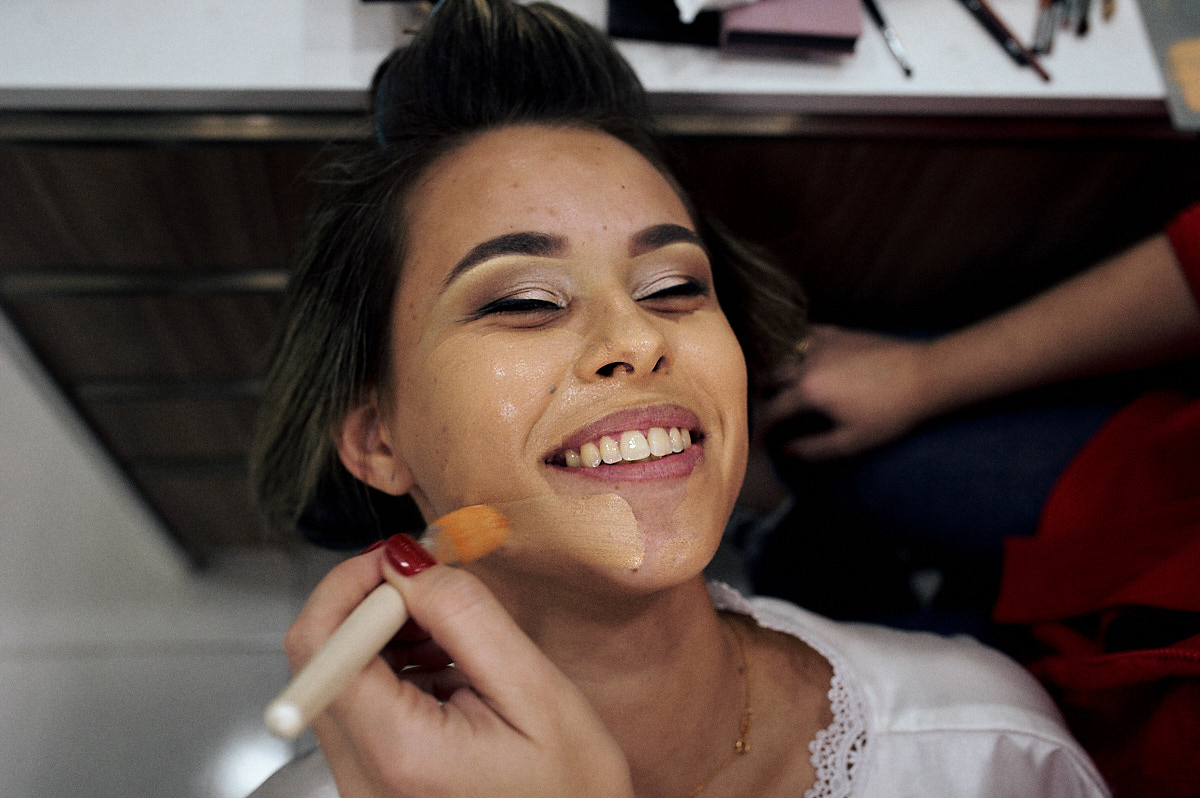 noiva no salão com maquiagem, making of feito pela 4mãos fotografias