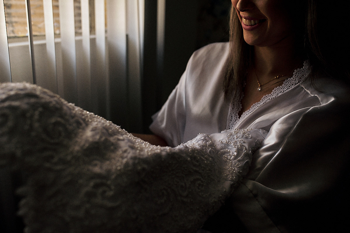 noiva no salão com maquiagem, making of feito pela 4mãos fotografias, noiva segurando o vestido feito pela