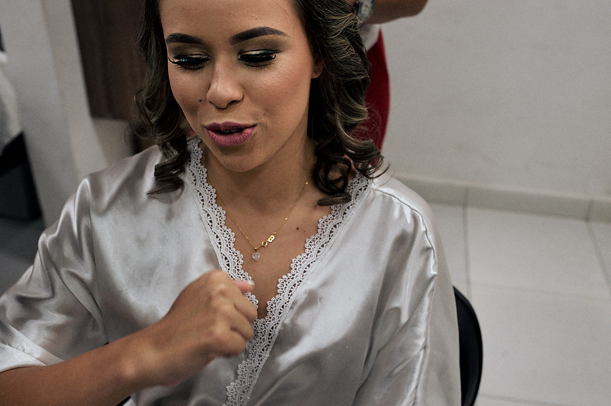 noiva no salão com maquiagem, making of feito pela 4mãos fotografias, coração apertado, coração batendo acelerado