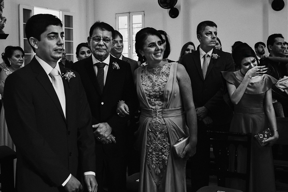 noiva no salão com maquiagem, making of feito pela 4mãos fotografias, parente da noiva chorando, foto em preto e branco