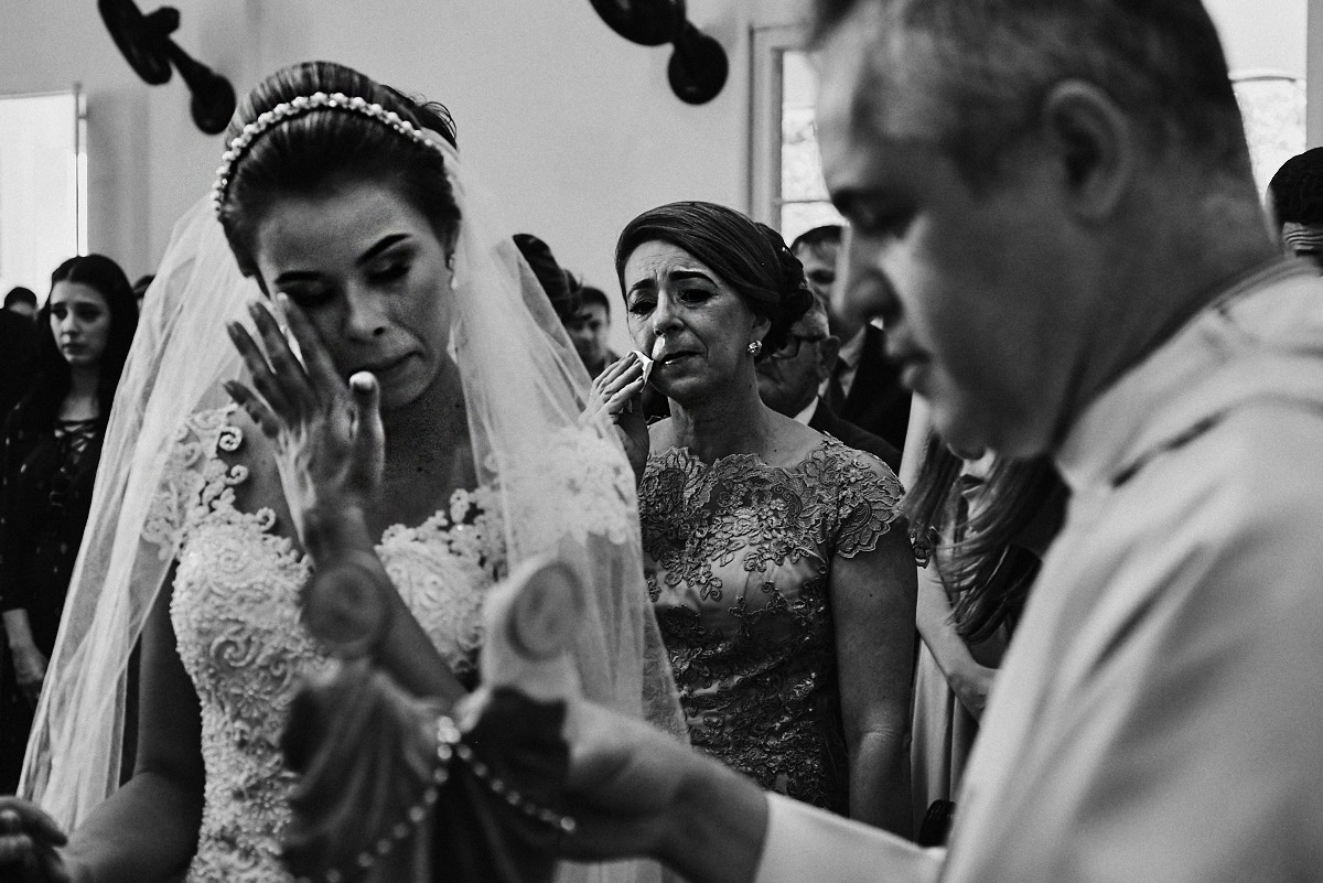 casamento, wedding, foto em preto e branco, alianças entrando, noivos chorando